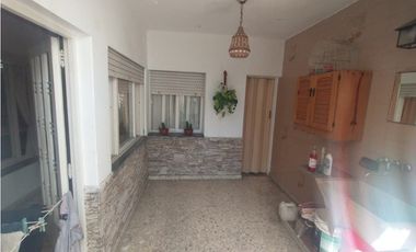 Espectacular casa 5 amb-Lote propio 8,66 x 25 mts.Garaje 2 autos-Quincho-Parrilla-Local 4x10 mts.