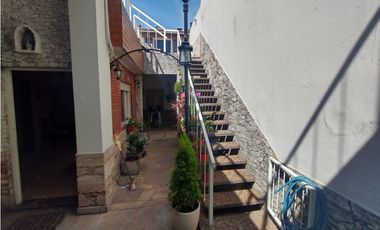 Espectacular casa 5 amb-Lote propio 8,66 x 25 mts.Garaje 2 autos-Quincho-Parrilla-Local 4x10 mts.