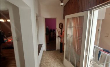 Espectacular casa 5 amb-Lote propio 8,66 x 25 mts.Garaje 2 autos-Quincho-Parrilla-Local 4x10 mts.