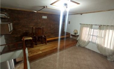 Espectacular casa 5 amb-Lote propio 8,66 x 25 mts.Garaje 2 autos-Quincho-Parrilla-Local 4x10 mts.