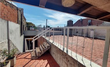 Espectacular casa 5 amb-Lote propio 8,66 x 25 mts.Garaje 2 autos-Quincho-Parrilla-Local 4x10 mts.