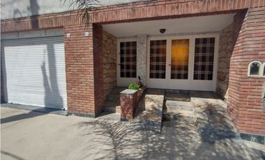 Espectacular casa 5 amb-Lote propio 8,66 x 25 mts.Garaje 2 autos-Quincho-Parrilla-Local 4x10 mts.