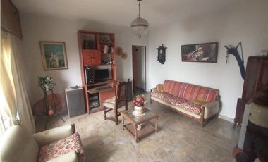 Espectacular casa 5 amb-Lote propio 8,66 x 25 mts.Garaje 2 autos-Quincho-Parrilla-Local 4x10 mts.