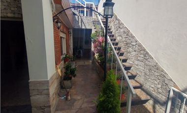 Espectacular casa 5 amb-Lote propio 8,66 x 25 mts.Garaje 2 autos-Quincho-Parrilla-Local 4x10 mts.