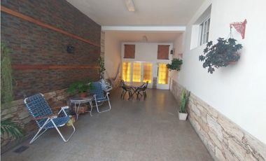 Espectacular casa 5 amb-Lote propio 8,66 x 25 mts.Garaje 2 autos-Quincho-Parrilla-Local 4x10 mts.