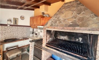 Espectacular casa 5 amb-Lote propio 8,66 x 25 mts.Garaje 2 autos-Quincho-Parrilla-Local 4x10 mts.