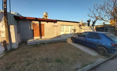 Casa en venta de 2 dormitorios c/ cochera en Sarmiento