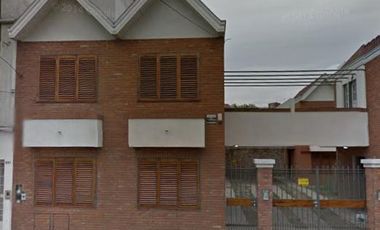 Duplex 3 ambientes con cochera y patio interno en buena ubicación