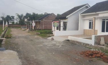 Rumah gaya eropa, lokasi pinggir jalan, legalitas aman