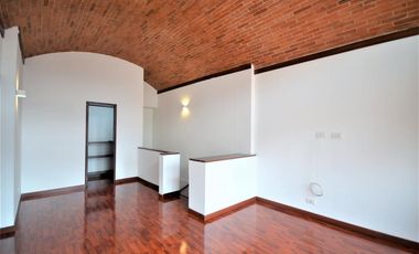 casa en arriendo en parque central bavaria. Cod A2838304