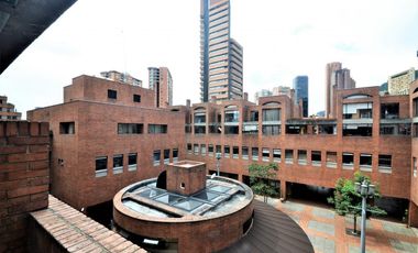 casa en arriendo en parque central bavaria. Cod A2838304