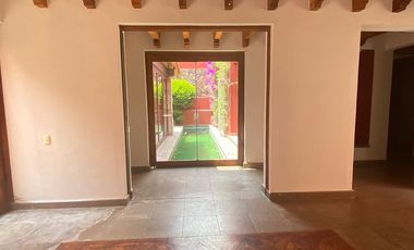 Elegante Villa Residencial con Alberca en el Centro!