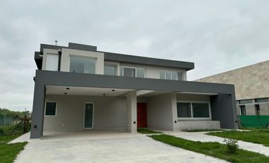 Destacado Chalet en Country Club La Providencia