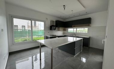 Destacado Chalet en Country Club La Providencia