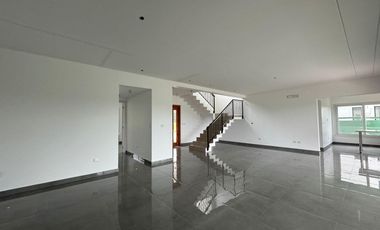 Destacado Chalet en Country Club La Providencia