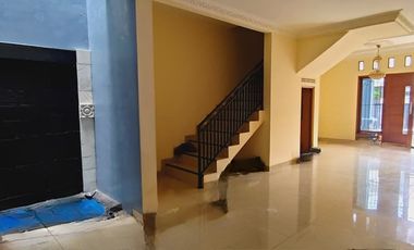 Rumah Strategis dengan Akses 3 mobil di daerah Tebet, Jakarta Selatan