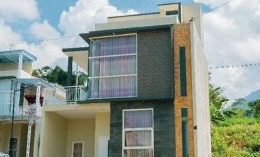 Rumah Villa 2 Lantai strategis di Kota Batu Cocok Untuk Investasi