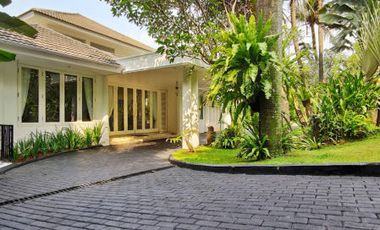 DIJUAL RUMAH MEWAH dgn BASEMENT, S.POOL di Jl DURIAN, JAGAKARSA