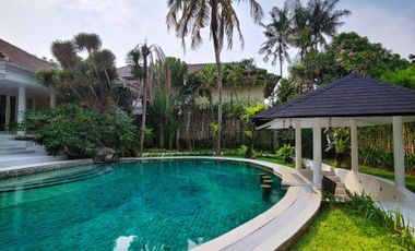 DIJUAL RUMAH MEWAH dgn BASEMENT, S.POOL di Jl DURIAN, JAGAKARSA