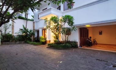 DIJUAL RUMAH LUAS, MEWAH dgn GARDEN, S.POOL di Jl KEMANG, JAKSEL