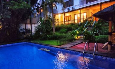 DIJUAL RUMAH LUAS, MEWAH dgn GARDEN, S.POOL di Jl KEMANG, JAKSEL