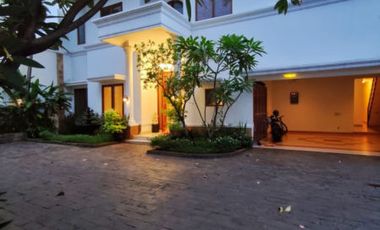 DIJUAL RUMAH LUAS, MEWAH dgn GARDEN, S.POOL di Jl KEMANG, JAKSEL