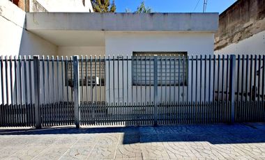 Casa 3 amb. en venta a refaccionar en Muñiz