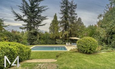 Casa amoblada en arriendo de 5 dorm. en Vitacura