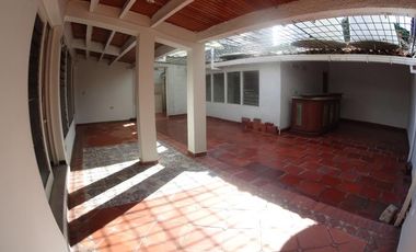 casa en venta en la riviera. Cod V17277