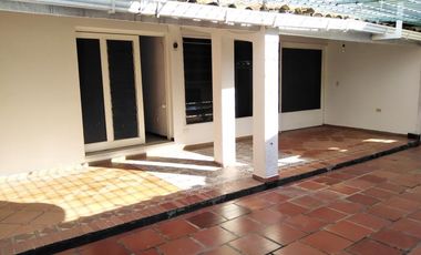 casa en venta en la riviera. Cod V17277