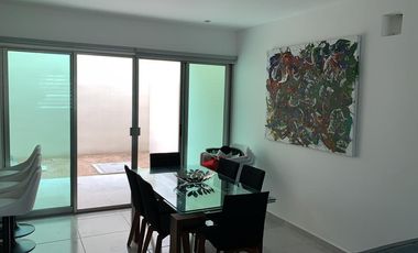 Casa Amueblada en Renta en Kings, cuarto de servicio frente a la alberca