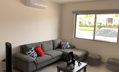 Casa Amueblada en Renta en Kings, cuarto de servicio frente a la alberca