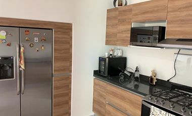 Casa Amueblada en Renta en Kings, cuarto de servicio frente a la alberca
