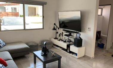 Casa Amueblada en Renta en Kings, cuarto de servicio frente a la alberca
