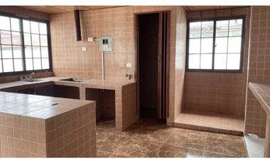 SE VENDE CASA EN LAS CUMBRES