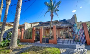 Casa venta en Martínez. Para 2 familias, lote 10x20, con jardín, pileta y quincho.