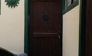 Céntrica casa de estilo Colonial.