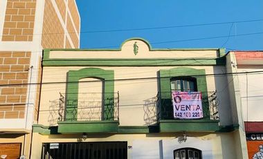 Céntrica casa de estilo Colonial.