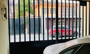 Céntrica casa de estilo Colonial.