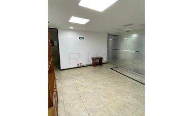 oficina en arriendo/venta en quinta camacho. Cod A7589