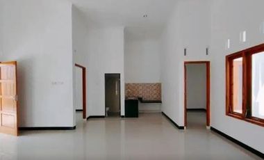 DIJUAL RUMAH SIAP HUNI TANAH LUAS DEKAT KAMPUS UAD YOGYAKARTA