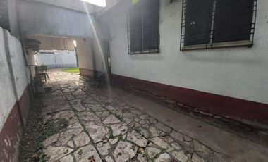 SE VENDE CASA CON LOTE PROPIO EN VILLA SARMIENTO. CALLE J.PORTELA AL 1200, 3 AMBIENTES CON COCHERA. SUSANA QUINELLI NEGOCIOS INMOBILIARIOS 4 659 5544 
