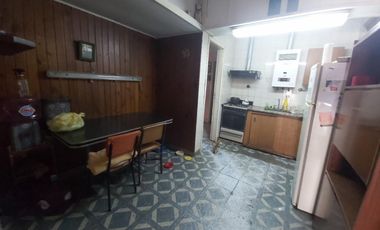 SE VENDE CASA CON LOTE PROPIO EN VILLA SARMIENTO. CALLE J.PORTELA AL 1200, 3 AMBIENTES CON COCHERA. SUSANA QUINELLI NEGOCIOS INMOBILIARIOS 4 659 5544 