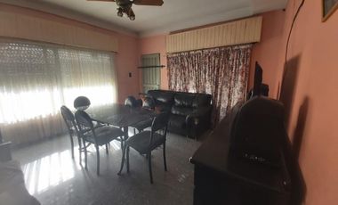 SE VENDE CASA CON LOTE PROPIO EN VILLA SARMIENTO. CALLE J.PORTELA AL 1200, 3 AMBIENTES CON COCHERA. SUSANA QUINELLI NEGOCIOS INMOBILIARIOS 4 659 5544 