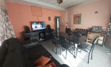 SE VENDE CASA CON LOTE PROPIO EN VILLA SARMIENTO. CALLE J.PORTELA AL 1200, 3 AMBIENTES CON COCHERA. SUSANA QUINELLI NEGOCIOS INMOBILIARIOS 4 659 5544 