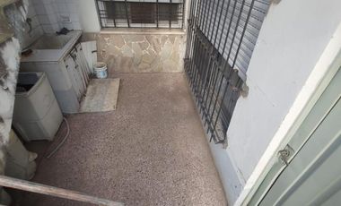 SE VENDE CASA CON LOTE PROPIO EN VILLA SARMIENTO. CALLE J.PORTELA AL 1200, 3 AMBIENTES CON COCHERA. SUSANA QUINELLI NEGOCIOS INMOBILIARIOS 4 659 5544 