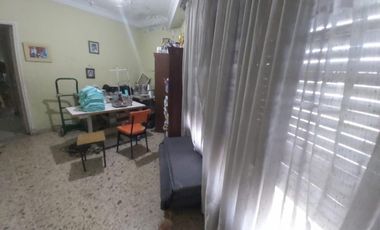 SE VENDE CASA CON LOTE PROPIO EN VILLA SARMIENTO. CALLE J.PORTELA AL 1200, 3 AMBIENTES CON COCHERA. SUSANA QUINELLI NEGOCIOS INMOBILIARIOS 4 659 5544 