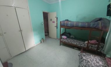 SE VENDE CASA CON LOTE PROPIO EN VILLA SARMIENTO. CALLE J.PORTELA AL 1200, 3 AMBIENTES CON COCHERA. SUSANA QUINELLI NEGOCIOS INMOBILIARIOS 4 659 5544 