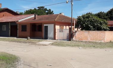 Casas en venta - 4 Dormitorios 2 Baños - Cochera - 220Mts2 - Santa Teresita