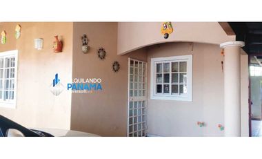 Se alquila acogedora casa en David, residencial céntrico y tranquilo